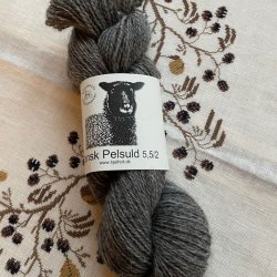Dansk Pelsuld 5,5/2 fra Hjelholts Uldspinderi
