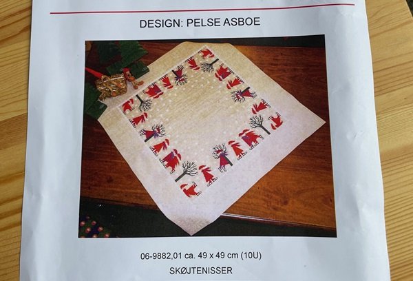 Skjtenisser - juledug med broderi