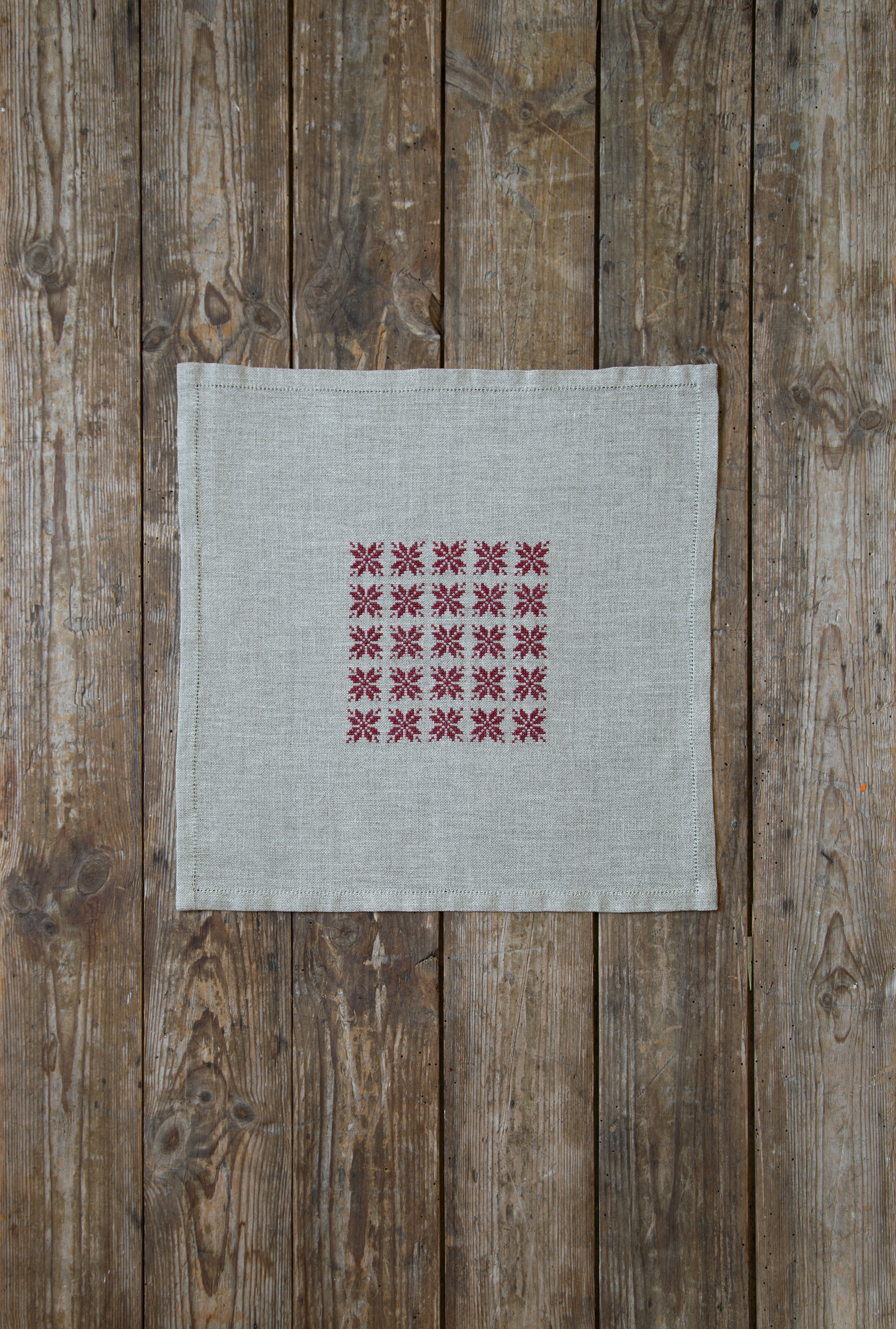 Fødselsdagsserviet med broderi