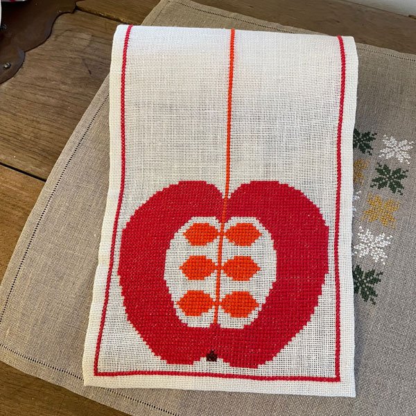 "Rde bler"  -  lber med broderi