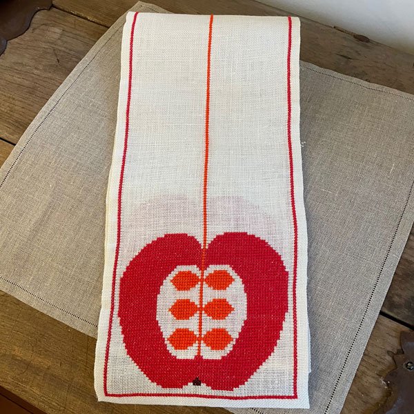 "Rde bler" - julelber med broderi