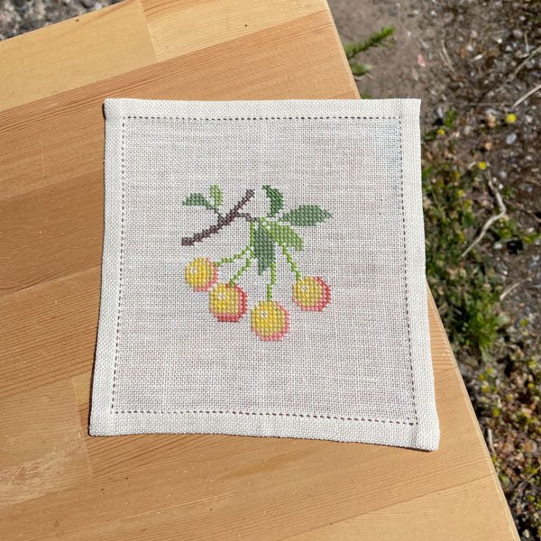 Gule kirsebr -mellemlgsserviet med broderi