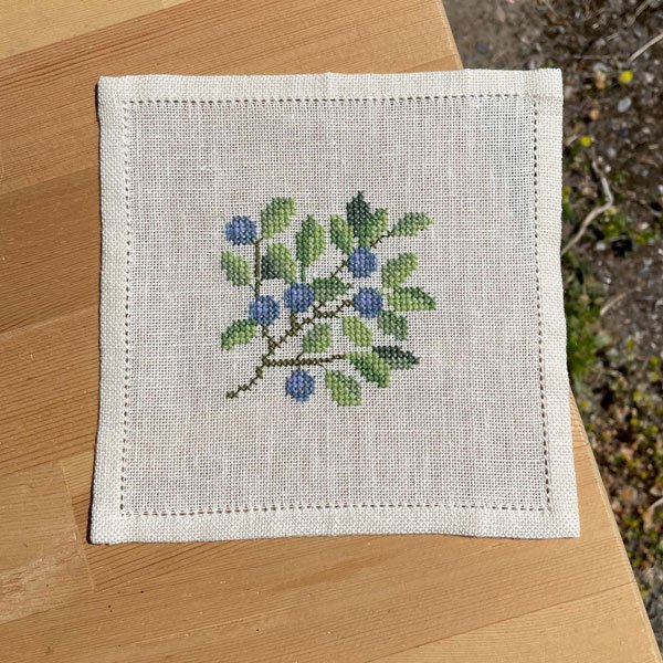Blåbær - mellemlægsserviet med broderi