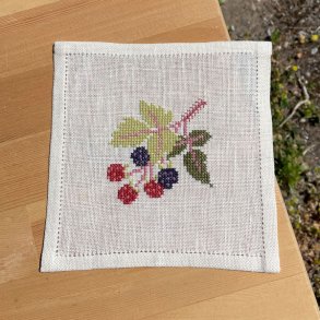 Bromb�r - melleml�gsserviet med broderi