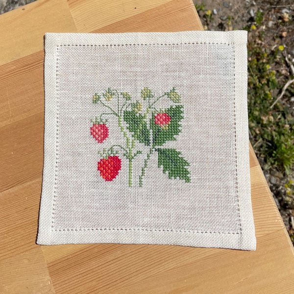 Jordbr - mellemlgsserviet med broderi