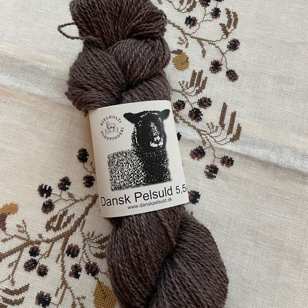 Dansk Pelsuld 5,5/2 fra Hjelholts Uldspinderi