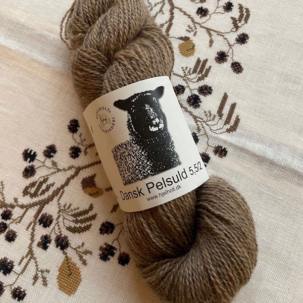 Dansk Pelsuld 5,5/2 fra Hjelholts Uldspinderi