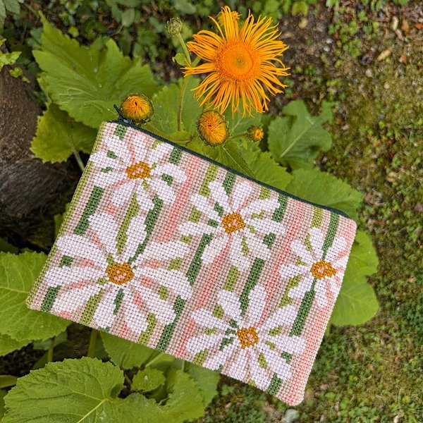 Margueritter p� stribe - clutch med broderi