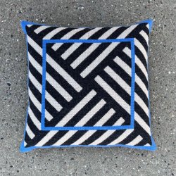 Cirkus striber, koksgrå - pude med broderi