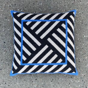 Cirkus striber, koksgr - pude med broderi