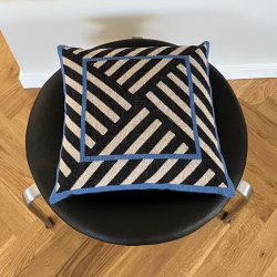 Cirkus striber, koksgrå - pude med broderi