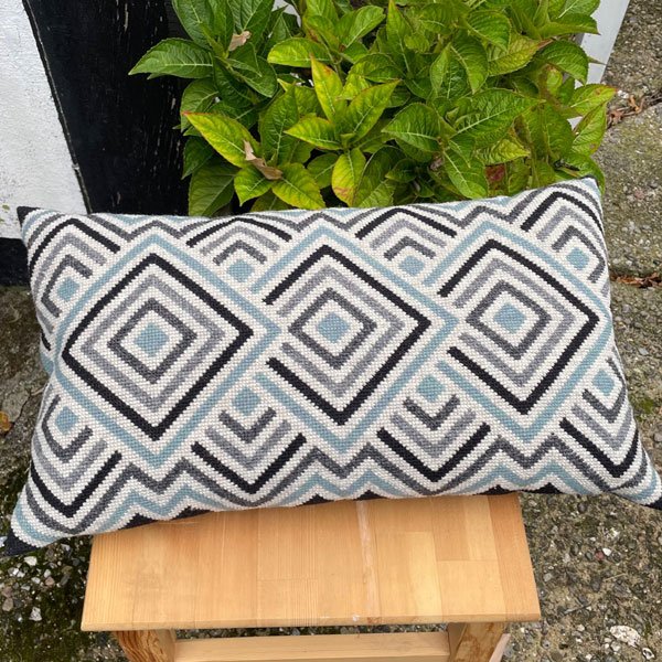 Hypnotized - pude med broderi