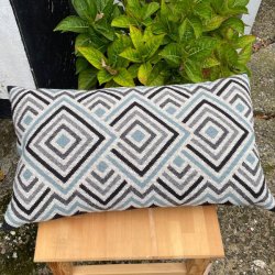 Hypnotized - pude med broderi