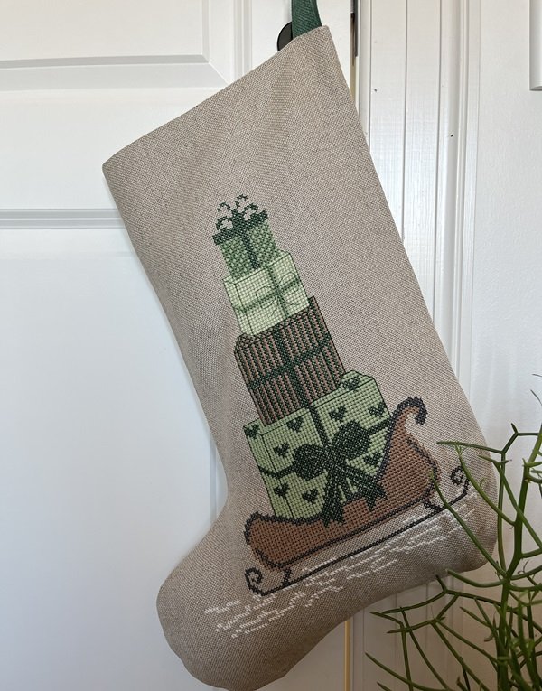 Julesok med grnne gaver - gavesok med broderi
