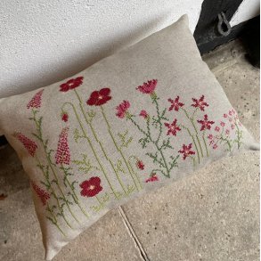 billede pude med broderi Red Flowers