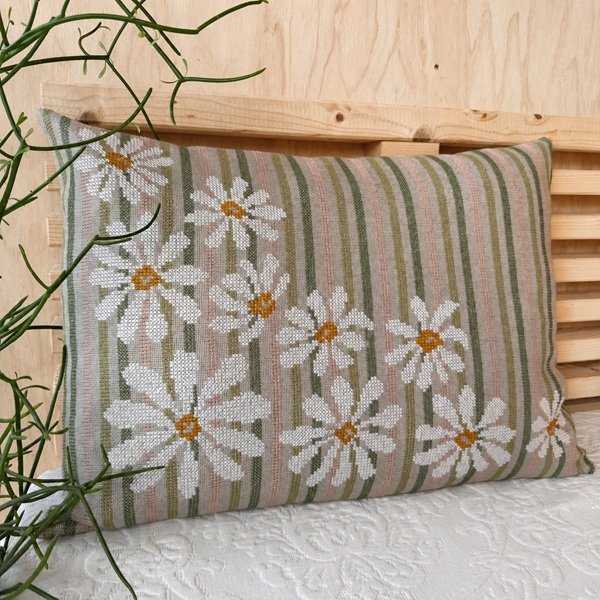 Margueritter p� stribe - pude med blomsterbroderi