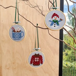 Broderikit til 3 juleoph�ng med hyggelige motiver