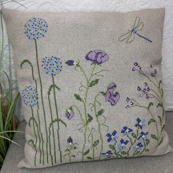Blue flowers square - pude med broderi