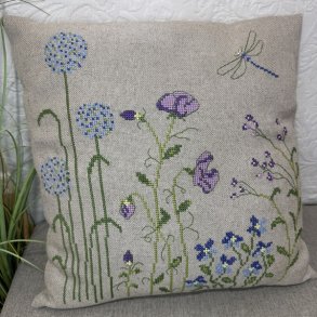 Blue flowers square - pude med broderi
