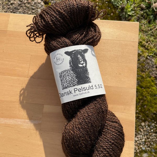 Dansk Pelsuld 5,5/2 fra Hjelholts Uldspinderi