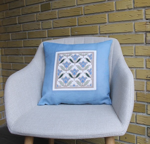 Bl� blomst - broderikit til pude