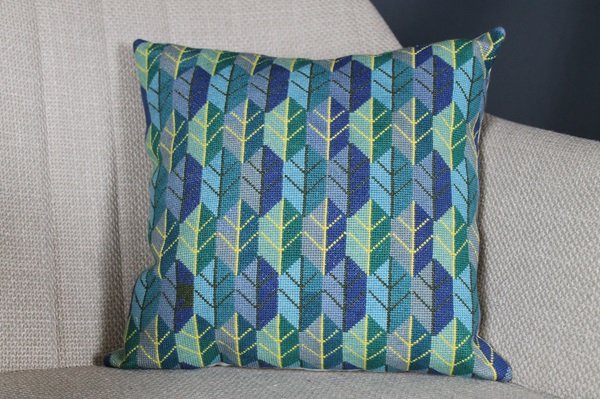 Bl� blade - pude med broderi