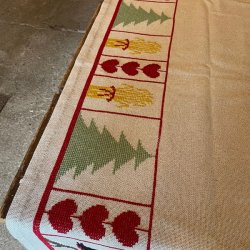 Fugle, hjerter og trer - juletrstppe med broderi