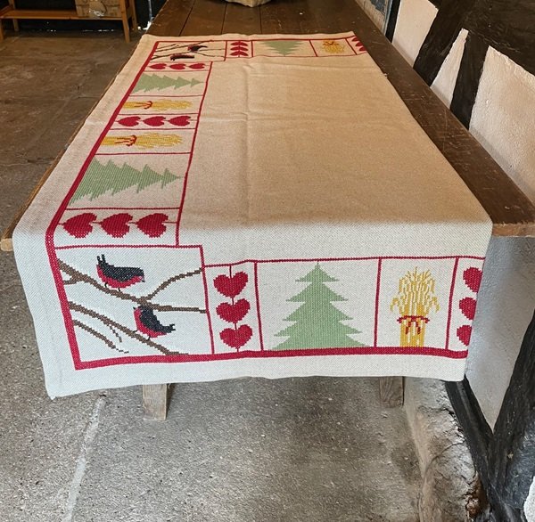 Fugle, hjerter og trer - juletrstppe med broderi