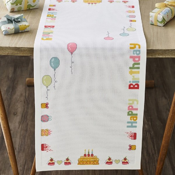 Fødselsdagsløber med broderi