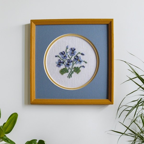 Stedmoderblomst - oph�ng med broderi