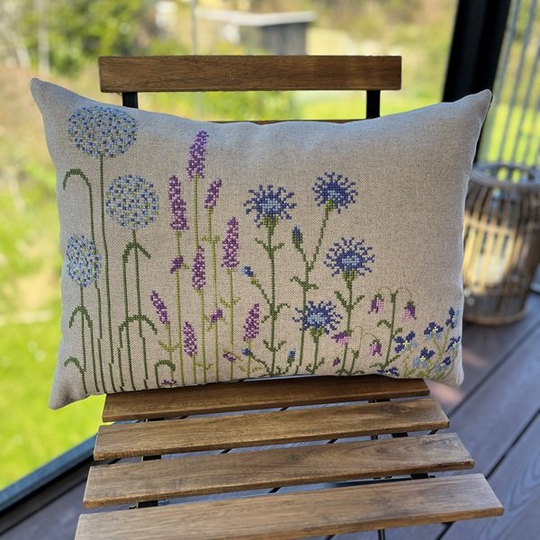 Blue Flowers pillow - pude med broderi