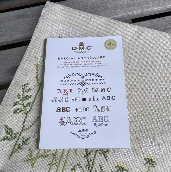 DMC broderih�fte med alfabeter
