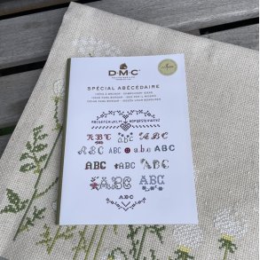 DMC broderih�fte med alfabeter i korssting
