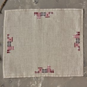 Gaveserviet med broderi