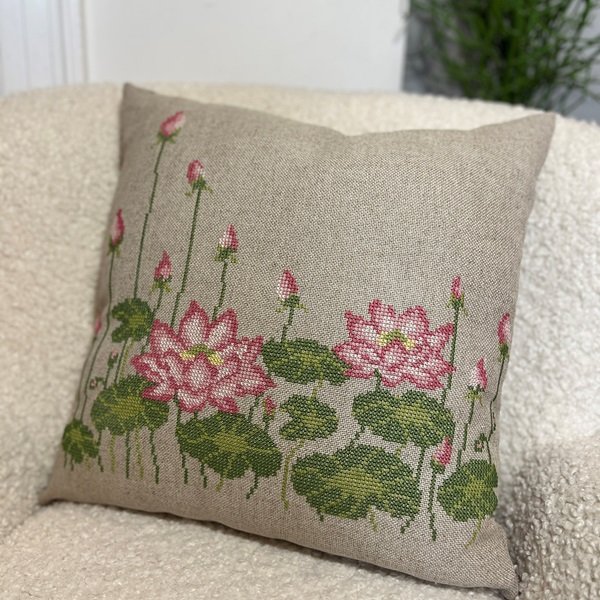 Pink lotus flowers pillow - pude med broderi