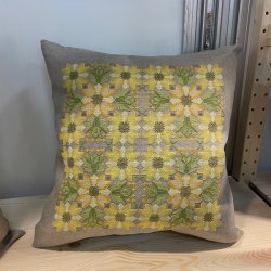 A dream in yellow - pude med broderi