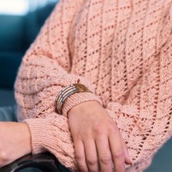 Aniene - strik en smuk sweater med hulmønster