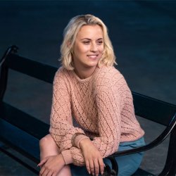 Aniene - strik en smuk sweater med hulmønster