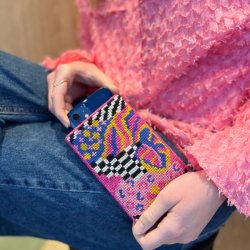 Crazy flower, pink - mobiletui med broderi