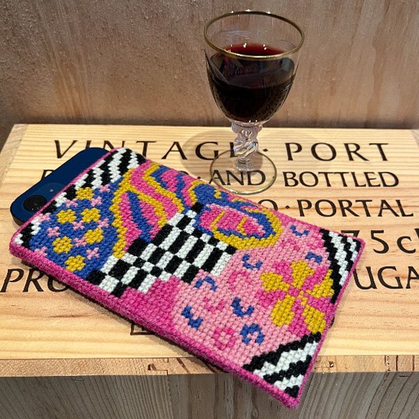 Crazy flower, pink - mobiletui med broderi