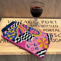 Crazy flower, pink - mobiletui med broderi