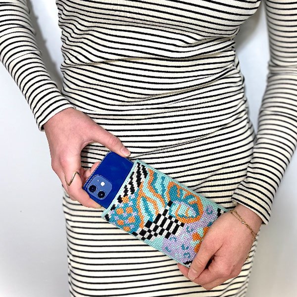 Crazy flower, turkis - mobiletui med broderi