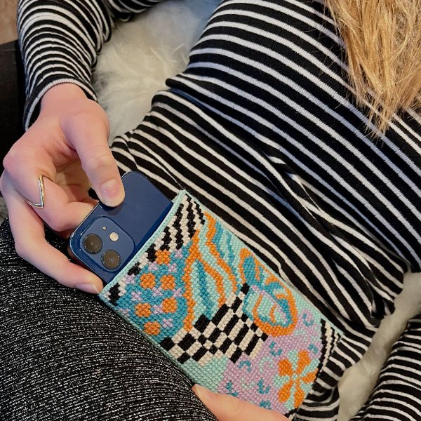 Crazy flower, turkis - mobiletui med broderi