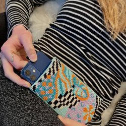 Crazy flower, turkis - mobiletui med broderi