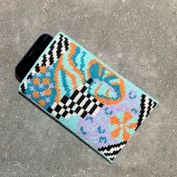 Crazy flower, turkis - mobiletui med broderi