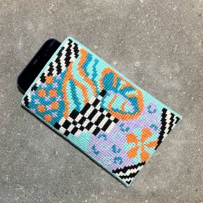 Crazy flower, turkis - mobiletui med broderi