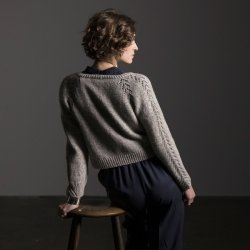 Strikkekit til cardigan i gr� farver set fra ryggen