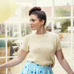 Fie - feminin T-shirt med pyntekrave