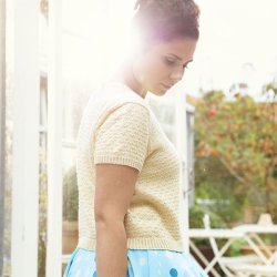 Fie - feminin T-shirt med pyntekrave