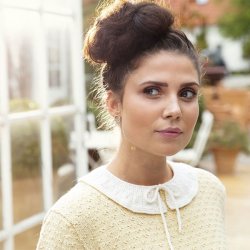 Fie - feminin T-shirt med pyntekrave